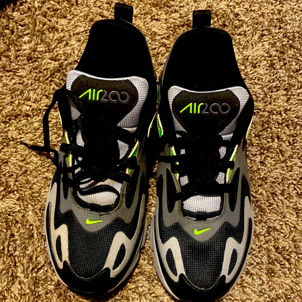 Black & green Nike Sneakers 6Y AIR200
